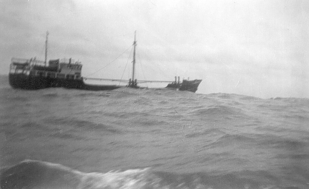 1953 02 01 franka ii wordt begeleid door de reddingboot insulinde