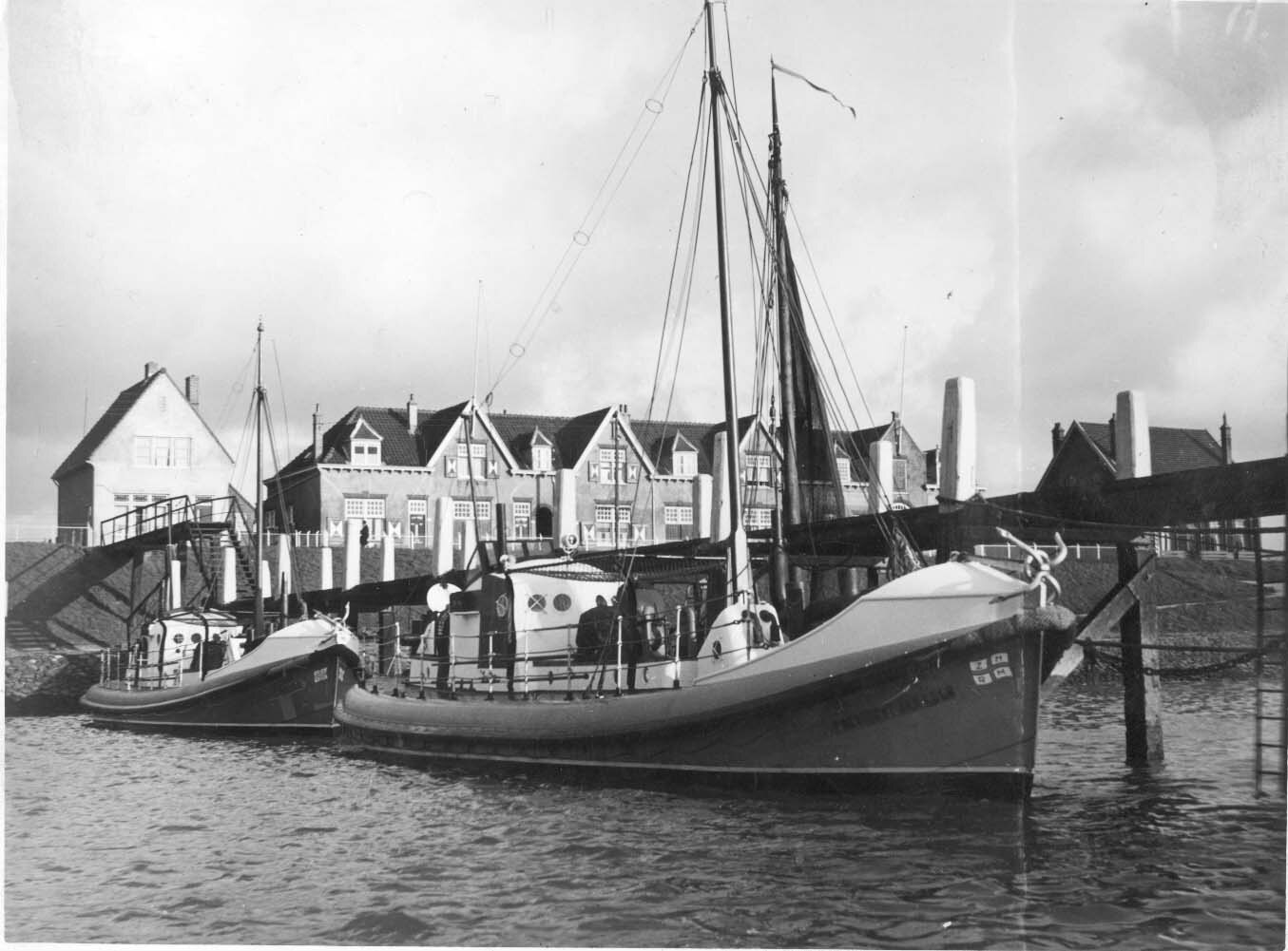 reddingboten in de berghaven van hoek van holland op achtergrond de redderswoningen