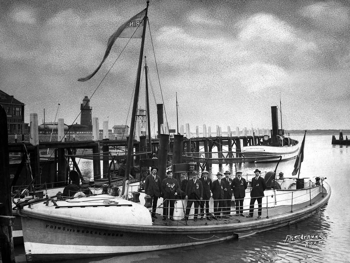 reddingboot prins der nederlanden met bemanning 1200x901