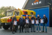 De oorkonde voor bemanning KNRM Ameland met KNRM-directeur Jacob Tas.
Fotograaf Jantina Scheltema.