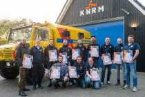 De oorkonde voor bemanning KNRM Schiermonnikoog met KNRM-directeur Jacob Tas.
Fotograaf Jantina Scheltema. 