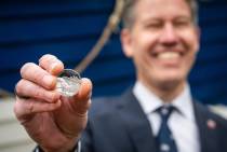 KNRM-directeur Jacob Tas presenteert de geslagen herdenkingsmunt voor het 200-jarig jubileum van de KNRM. Fotograaf Jantina Scheltema. 