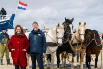 Staatssecretaris Aukje de Vries en KNRM-directeur Jacob Tas samen met de paarden die historische reddingboot Abraham Fock nog jaarlijks de zee in lanceren vanaf Ameland. Fotograaf Jantina Scheltema. 