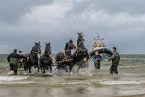 Oud en nieuw samen op één foto. Historische reddingboot Abraham Fock is gelanceerd in zee vanaf Ameland. Op de achtergrond vaart de huidige reddingboot van KNRM Ameland, Anna Margaretha. Fotograaf Jantina Scheltema. 