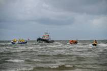 Historische reddingboot Abraham Fock, huidige reddingboten van KNRM Ameland Anna Margaretha en Maria Hofker en een waterscooter van de KNRM Lifeguards van Ameland. Fotograaf Jantina Scheltema