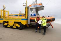 Manon van Beek overhandigde een ‘keesje’ aan KNRM Wijk aan Zee. Het ‘keesje’ is een verzwaring aan een werplijn die wordt gebruikt om verbinding met een ander schip of de wal te maken en staat symbool voor de verbinding tussen TenneT en de KNRM.