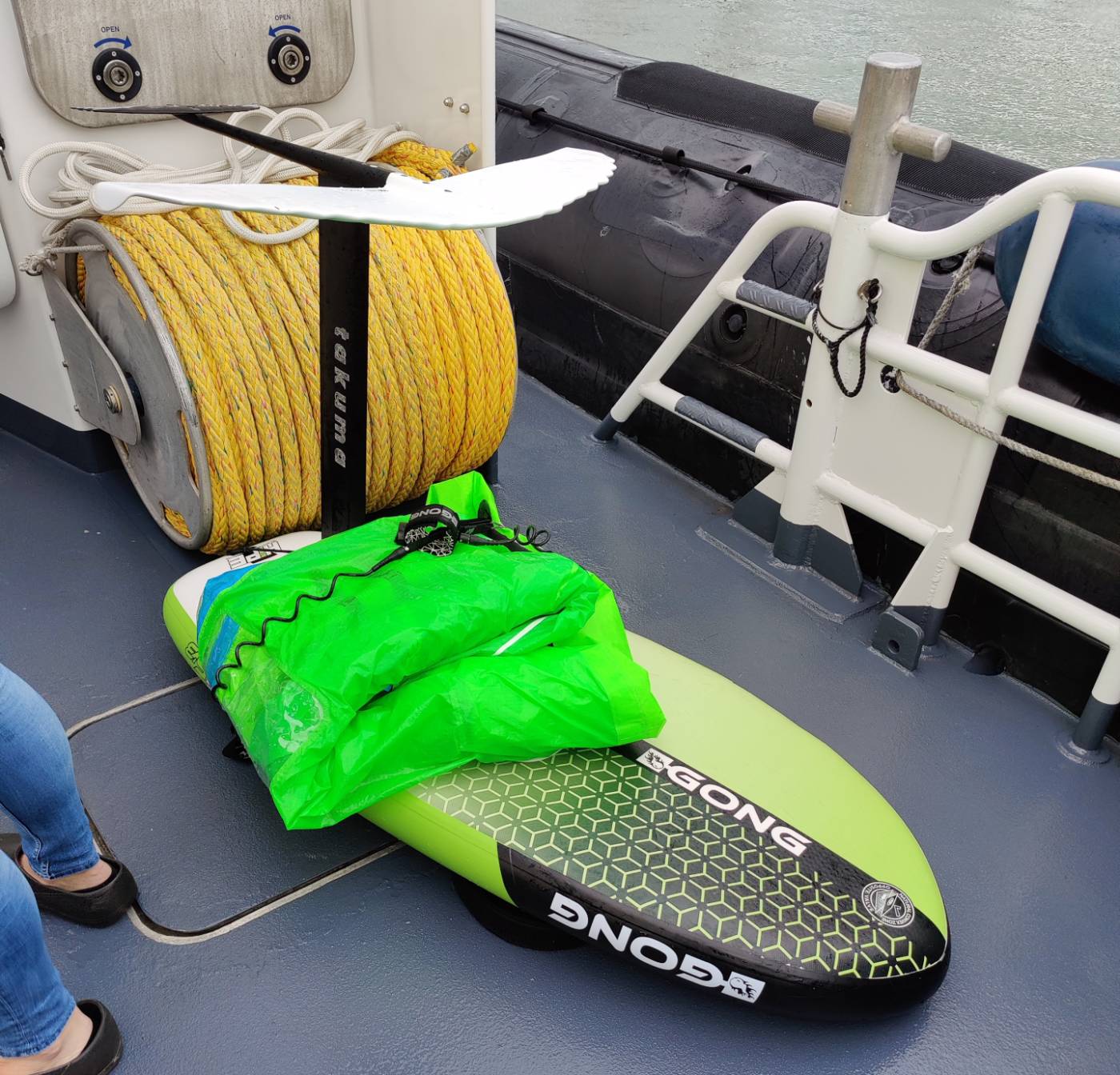 Surfer in problemen en roept MAYDAY