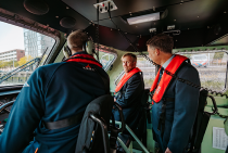 Koning Willem Alexander achter het roer - fotograaf Nathan Reinds