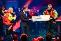 Directeur van de KNRM Jacob Tas onthult de check van een miljoen euro van de Postcodeloterij. Fotograaf Nathan Reinds.