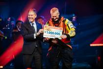 De onthulling van de check van een miljoen euro van de Nationale Postcodeloterij aan de KNRM. Op de foto directeur Jacob Tas en Rick van KNRM Hoek van Holland, één van de ruim 1.500 vrijwillige redders op zee van de KNRM.  Fotograaf Nathan Reinds.