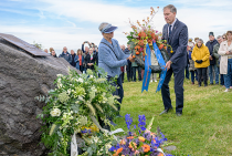 Bloemlegging ter ere van de Huisduiner redders