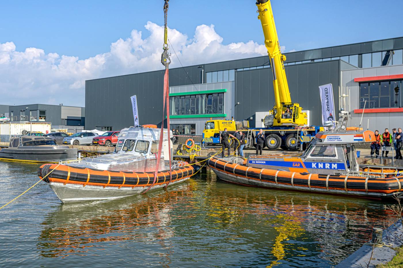 Kantelproef nieuwe reddingboot KNRM reddingstation De Cocksdorp