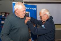 Zandvoorter Pieter Joustra ontvangt een zilveren speldje van vrijwilliger Dick Draijer ter ere van zijn 50-jaar trouwe donateurschap.