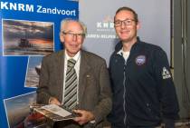 Dhr. Van Heck ontvangt een gouden speldje van Jaap van den Hoed ter ere van zijn 60-jaar
trouwe donateurschap