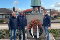 Kranslegging bij monument ' De Redder' 