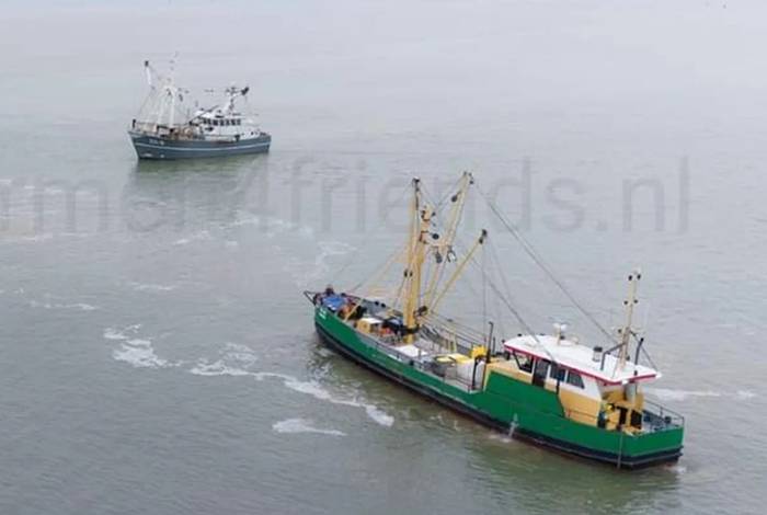 KNRM schiet vastgelopen kotter te hulp bij Ouddorp