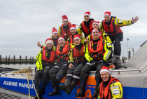 Kerstbrodenactie KNRM Hoek van Holland en KNRM Ter Heijde, fotograaf Arie van Dijk 