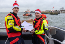Kerstbrodenactie KNRM Hoek van Holland en KNRM Ter Heijde, fotograaf Arie van Dijk