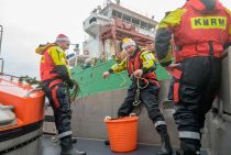 Kerstbrodenactie KNRM IJmuiden, fotograaf Roel Ovinge