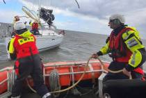 KNRM Enkhuizen assisteert een zeiljacht met materiaalpech