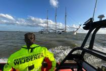 Redders van Wijdenes zoeken naar twee te water geraakte zeilers