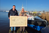 Jan Jurie Brands (links) samen met de schenker Hans Wijnants (rechts) en de prent.