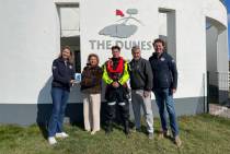 Overhandiging bordje ‘Hier werkt een reddingbootvrijwilliger’ aan werkgever van opstapper Bruce Lancaster.