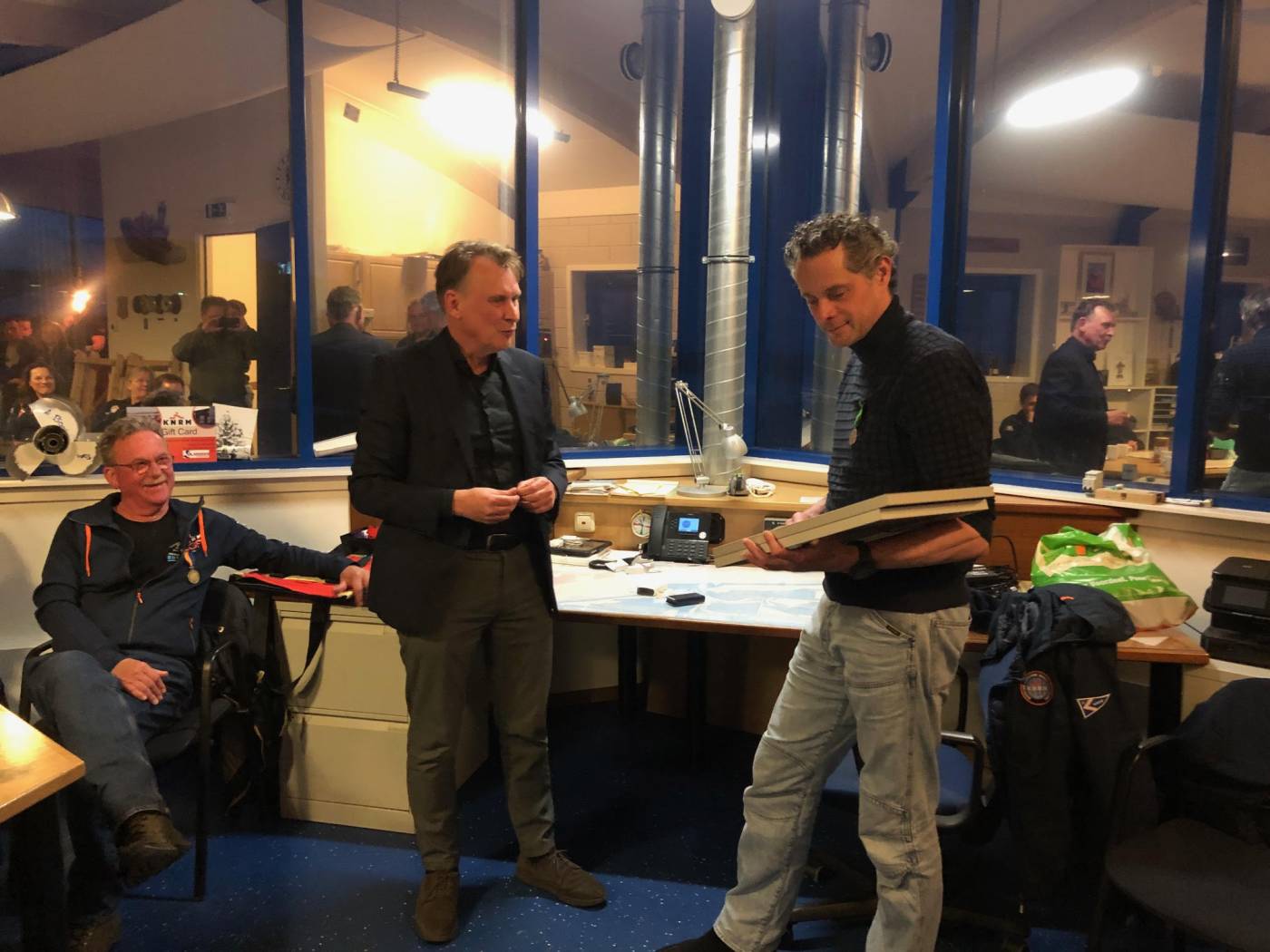 Station Vlieland huldigt 2 vrijwilligers
