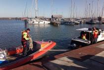 KNRM Lelystad legt het onfortuinlijke motorbootje aan in Lelystad-Haven 