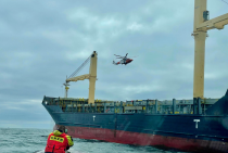 Kustwachthelikopter welke het MIRG-NL team op het incident schip brengt.