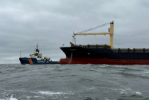 Multraship Protector achter de het incident schip