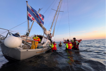 Zeilboot vast op ondiepte