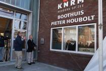 De heer Houbolt onthuld de naam van het nieuwe boothuis: ‘Pieter Houbolt’