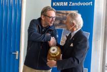 Schipper Jan Willem van den Bout neemt cadeau, een barometer, van de heer Houbolt in ontvangst.