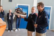 De heer Houbolt krijgt als aandenken een groepsfoto van reddingstation Zandvoort.