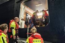 Slachtoffer gereed maken voor overstap naar de reddingboot Jeanine Parqui
