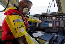 KNRM Zeemanshoop tijdens oefening om een signaal uit te peilen