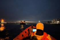Rechts het binnenvaartschip die beschutting kon geven aan het getroffen binnenvaartschip (midden)