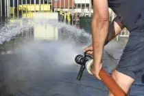 Met de brandslang op doelen schieten