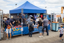 Bezoekers bij de informatiestand van de KNRM bij PreSail. Fotograaf: Arie van Dijk.