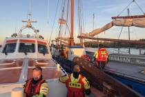 Reddingboot Kapiteins Hazewinkel langszij het incident schip