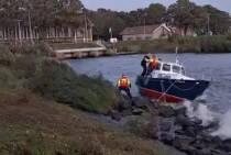 De jongeren konden via de wal van boord gehaald worden