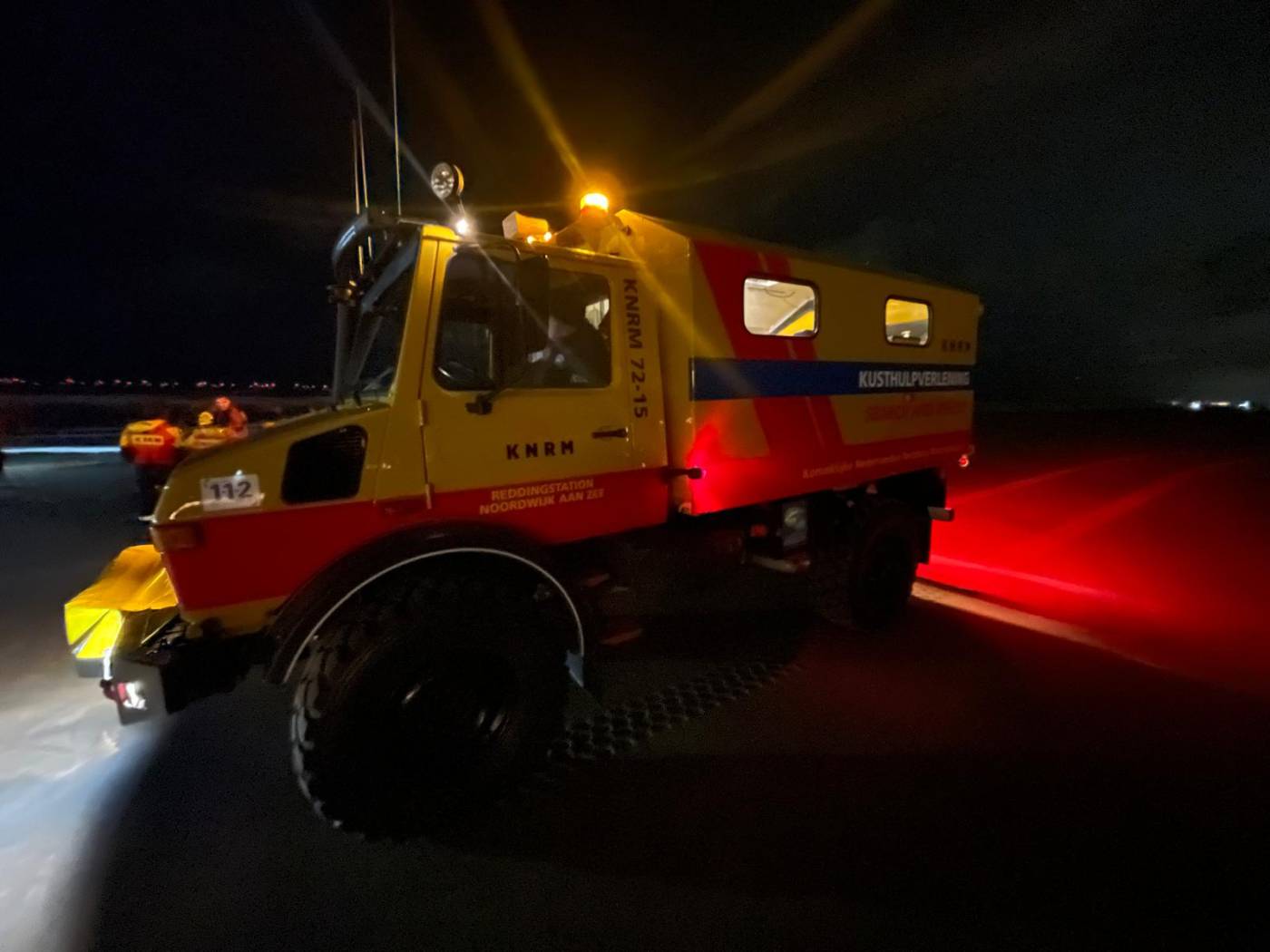 Kusthulpverleningsvoertuig ingezet voor assistentie ambulance