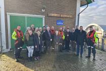 Groepsfoto van bemanning, trouwe donateurs en aanhang. 