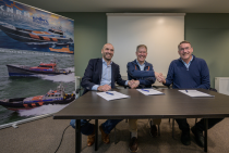 De KNRM heeft opdracht gegeven voor de bouw van dertien nieuwe reddingboten, die vanaf 2026 worden gebouwd door de Friese werf Dok en Scheepsbouw Woudsend BV in Woudsend. Van links naar rechts; Gert-Jan Bleeker (directeur Dok en Scheepsbouw Woudsend BV), Jacob Tas (directeur KNRM), Durk Douma (eigenaar Dok en Scheepsbouw Woudsend BV). Foto Roel Ovinge.