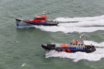 Scheepsbouwkundigen van Gaastmeer Design BV en onderzoekers van onderzoeksinstituut MARIN werken nauw samen met een afvaardiging van vrijwilligers van de reddingstations om ervoor ter zorgen dat de Nh1816-2 een reddingbootklasse wordt waarin de beste eigenschappen van de Nh1816 en de Arie Visser-klasse samenkomen. Foto Flying Focus.