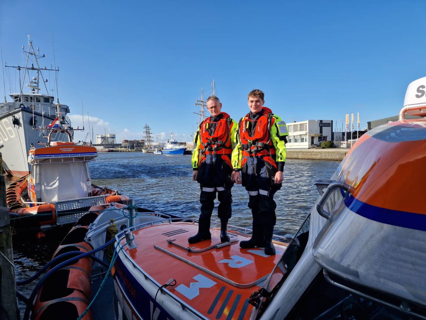 Vader en zoon Toering aan boord bij KNRM Lemmer