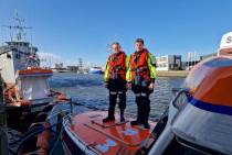 Jelle en zijn zoon Laurens op het dek van reddingboot Pauline