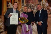 Opstapper Dirk Smit, zijn vrouw Catharina met dochter Jannette en voorzitter KNRM station Urk / Burgemeester Urk Bart Jaspers Faijer