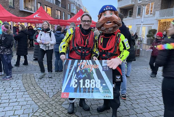 Wandelaars Zandvoort Light Walk halen €1.888,- euro op voor Reddingstation KNRM Zandvoort